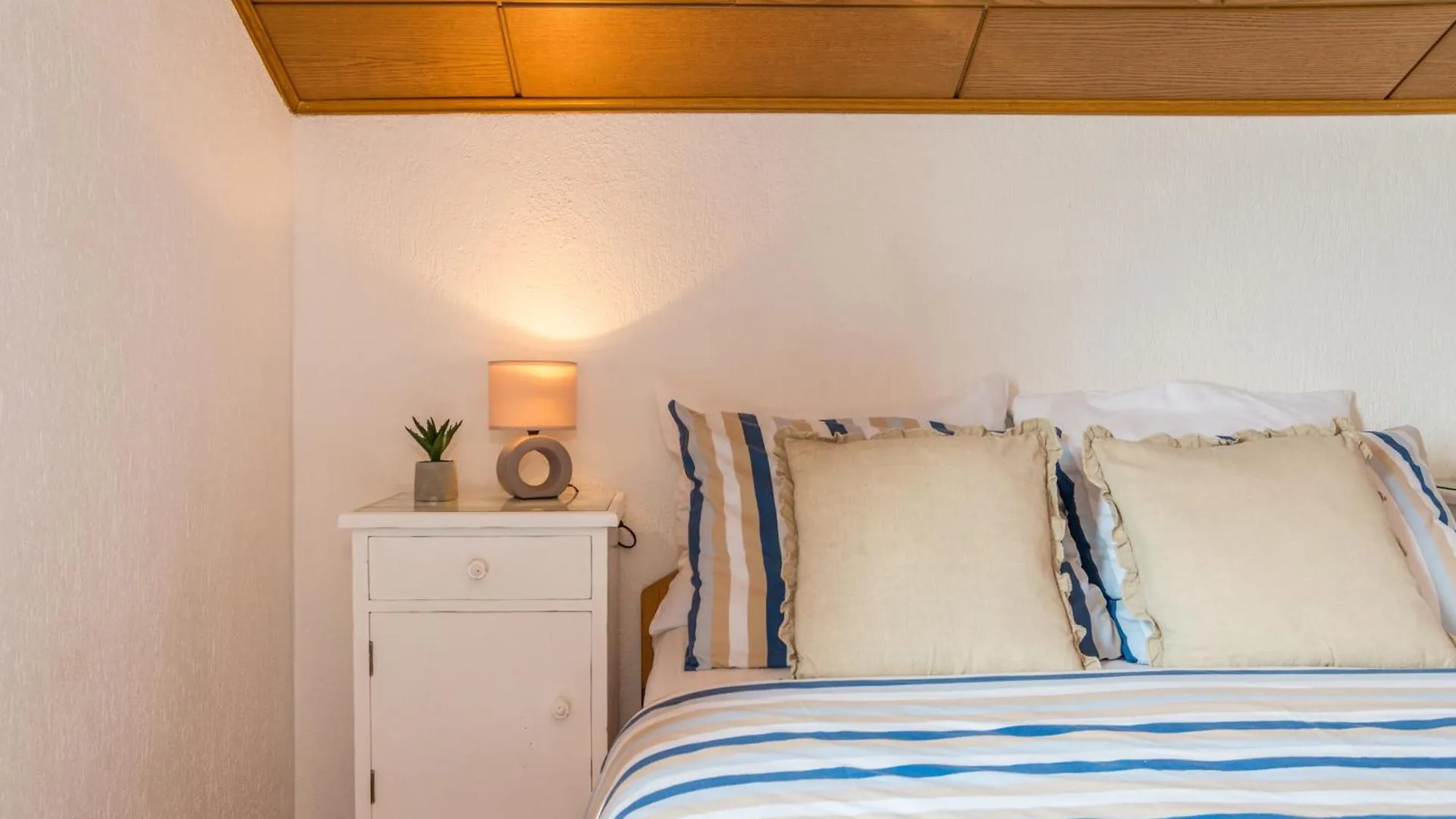 Mustel Travel Apartments contacts